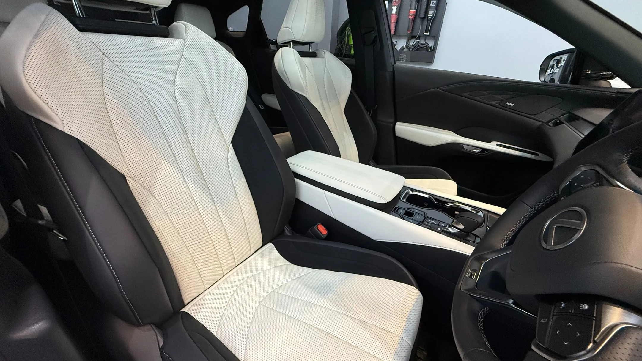 🚗✨ こんにちは！今日は、ラットガレージのカーディテーリング...