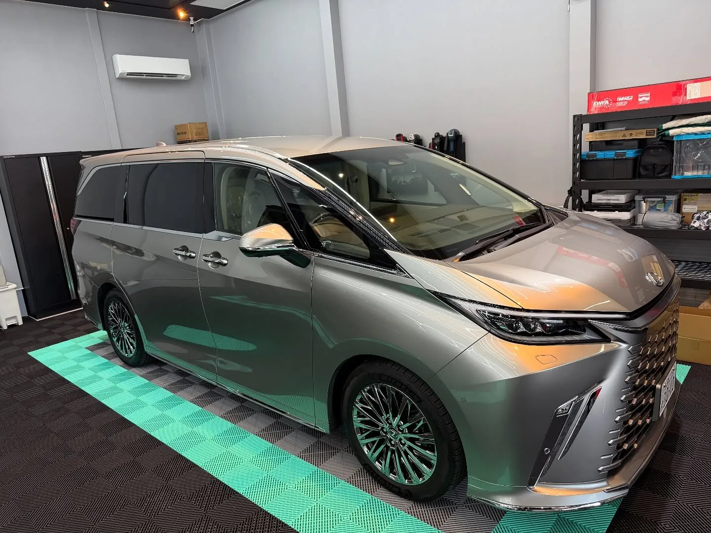 ✨【レクサスLMのエレガントなカラーチェンジ🌟】✨上部ハーフ...