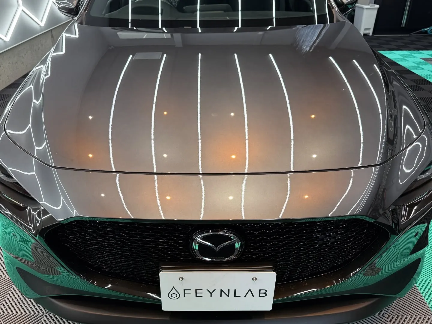 本日は、経年車のマツダ3に細部まで徹底した洗浄と磨きを施しま...