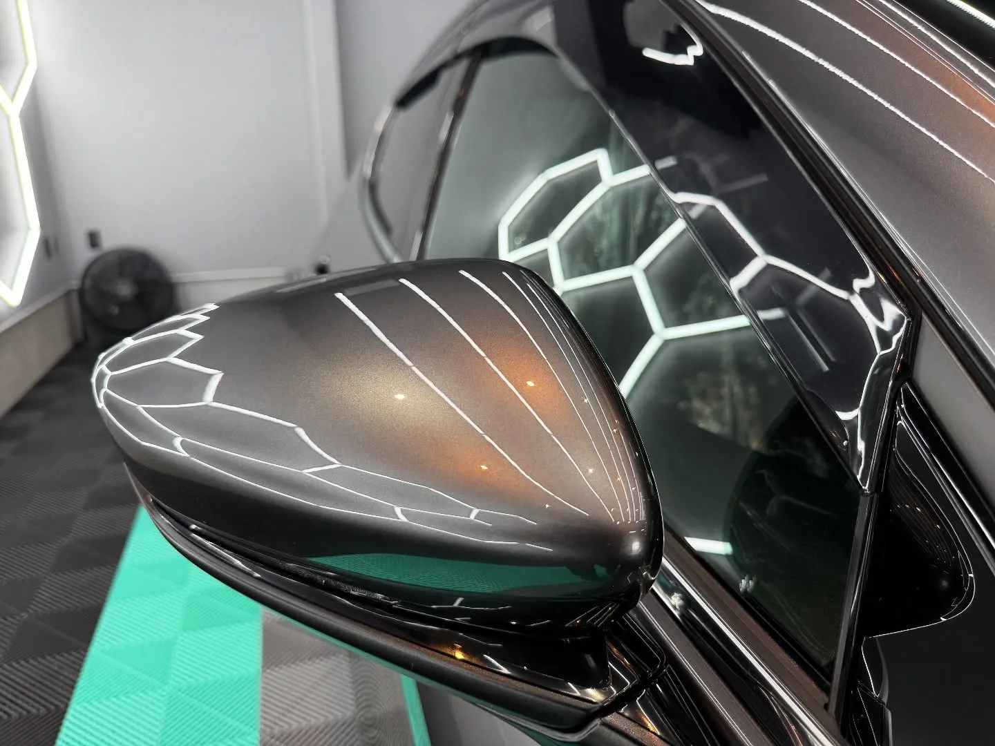 本日は、経年車のマツダ3に細部まで徹底した洗浄と磨きを施しま...