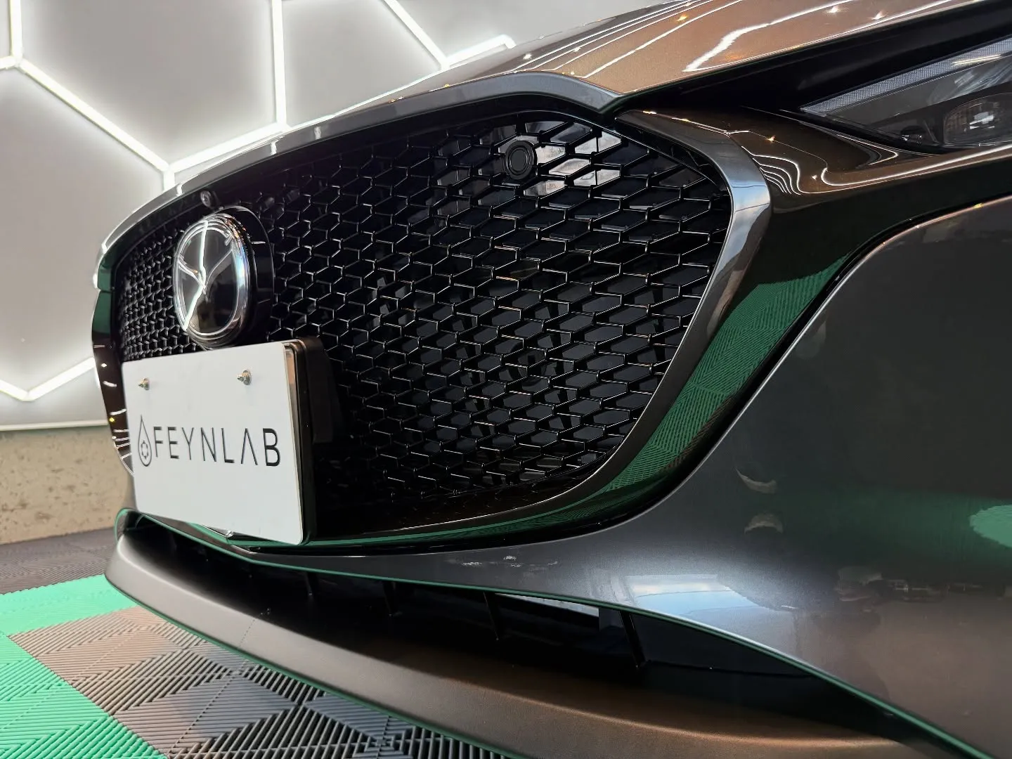 本日は、経年車のマツダ3に細部まで徹底した洗浄と磨きを施しま...