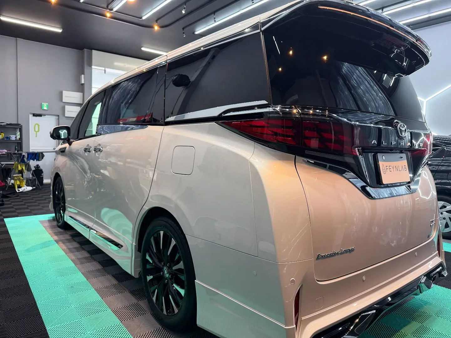 🚗✨皆様のお車をより美しく保つために、当店では最新のコーティ...