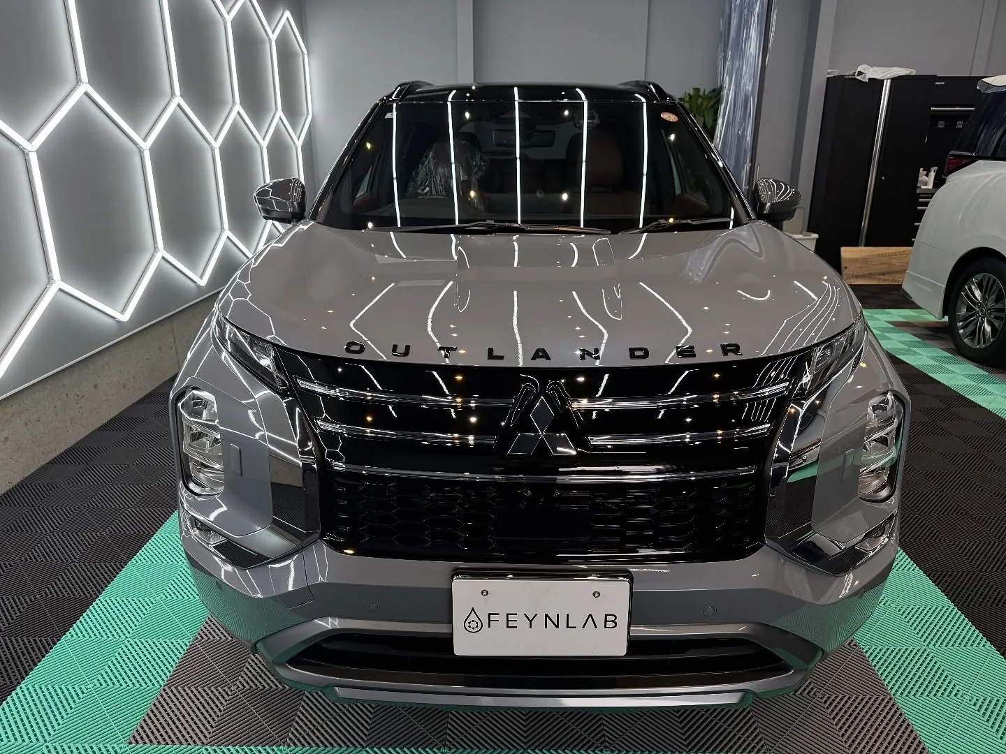 三菱アウトランダーへセラミックコーティングを施工しました✨