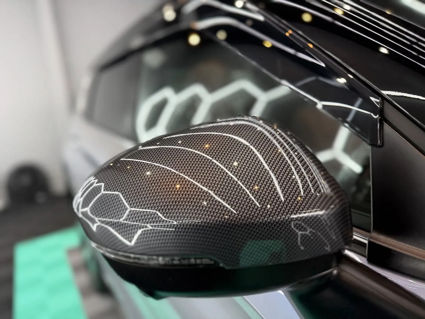 三菱アウトランダーへセラミックコーティングを施工しました✨