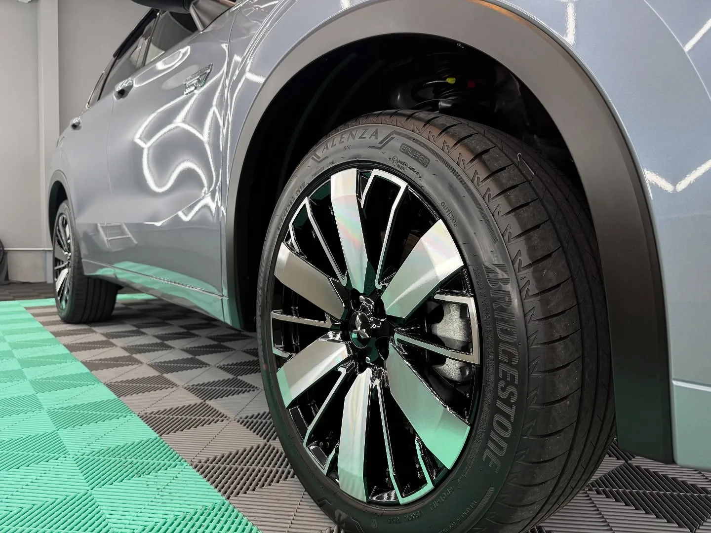 三菱アウトランダーへセラミックコーティングを施工しました✨