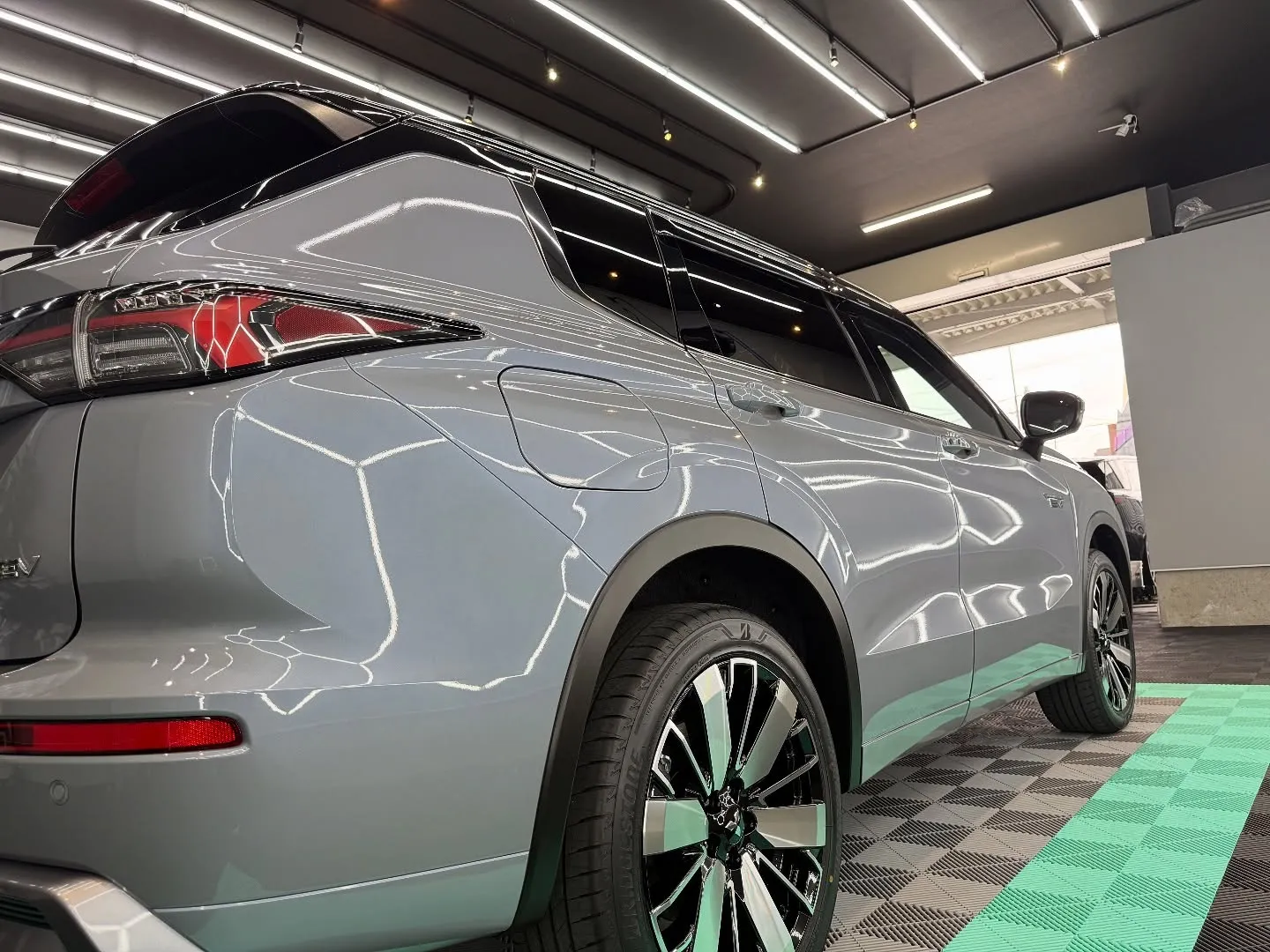 三菱アウトランダーへセラミックコーティングを施工しました✨