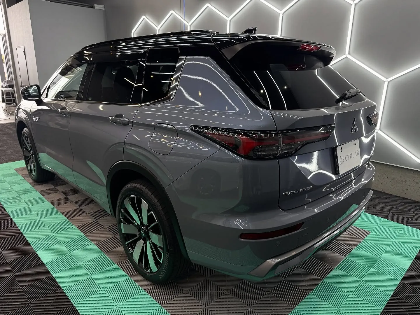 三菱アウトランダーへセラミックコーティングを施工しました✨