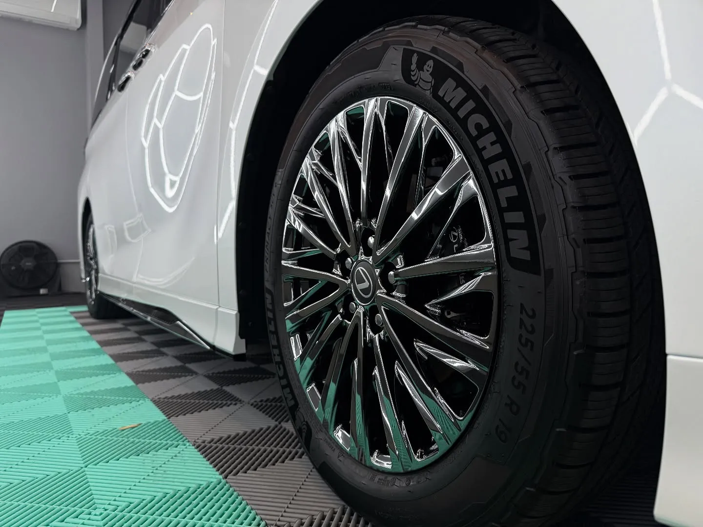 🚗✨ レクサス LM に最高品質のセラミックコーティングを施...