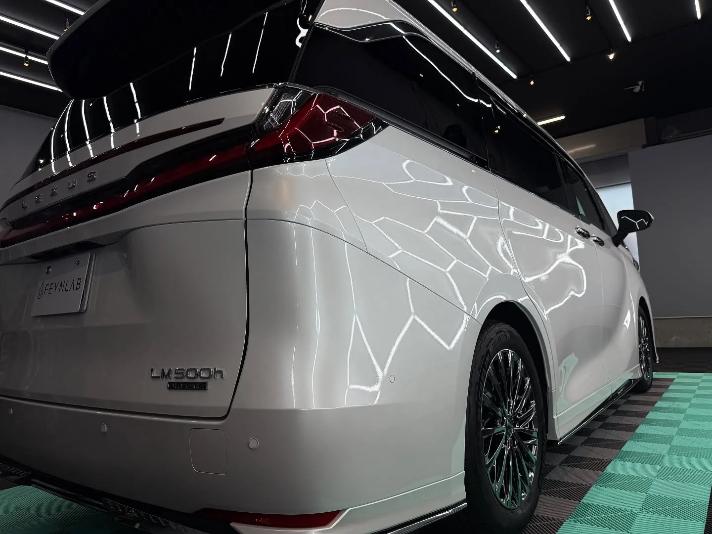 🚗✨ レクサス LM に最高品質のセラミックコーティングを施...