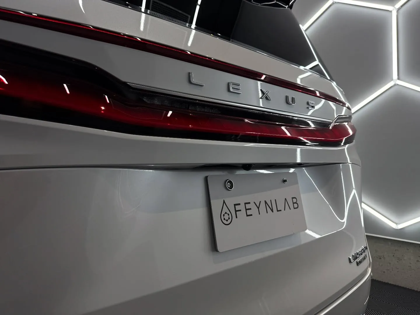 🚗✨ レクサス LM に最高品質のセラミックコーティングを施...