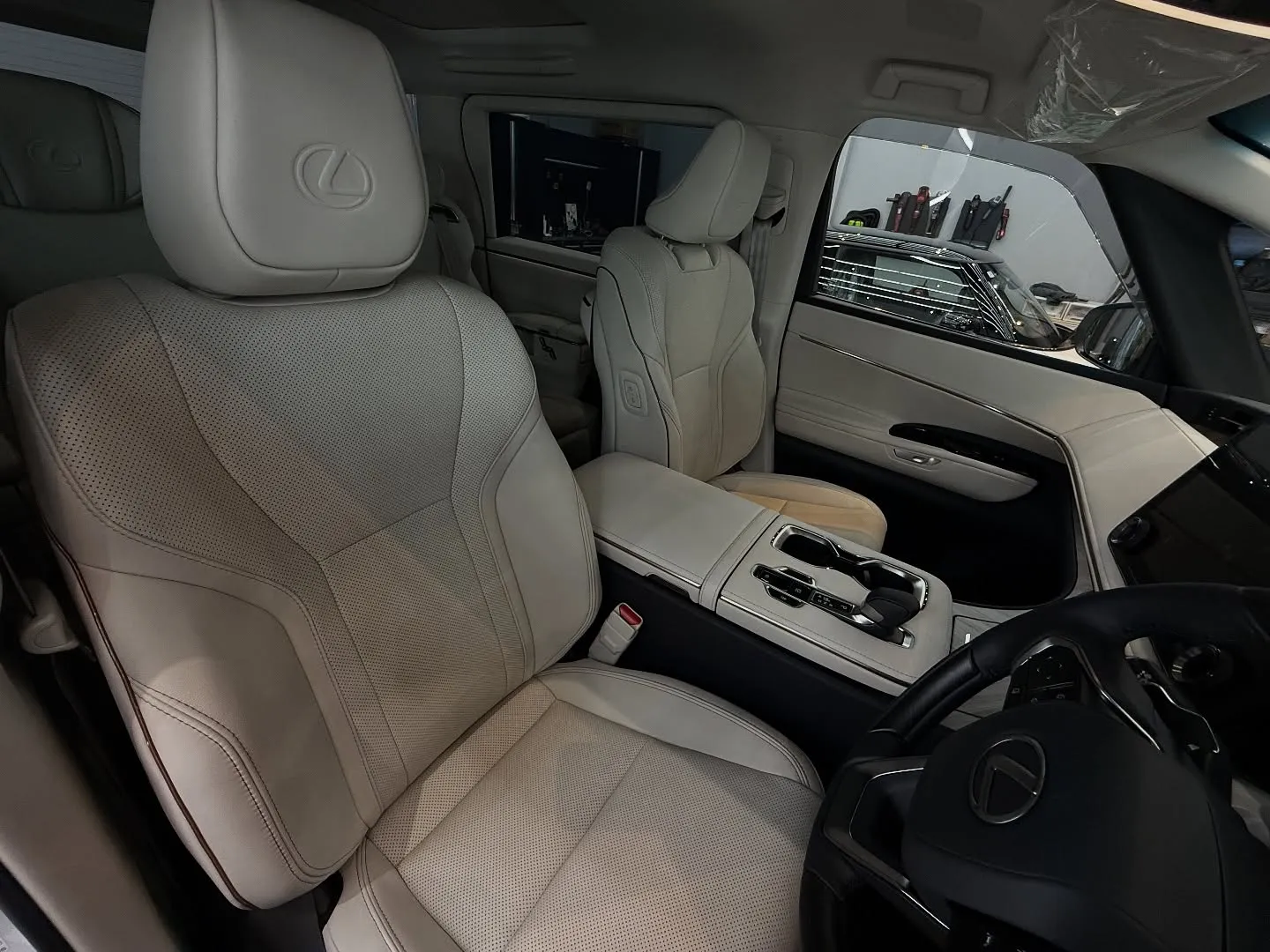 🚗✨ レクサス LM に最高品質のセラミックコーティングを施...