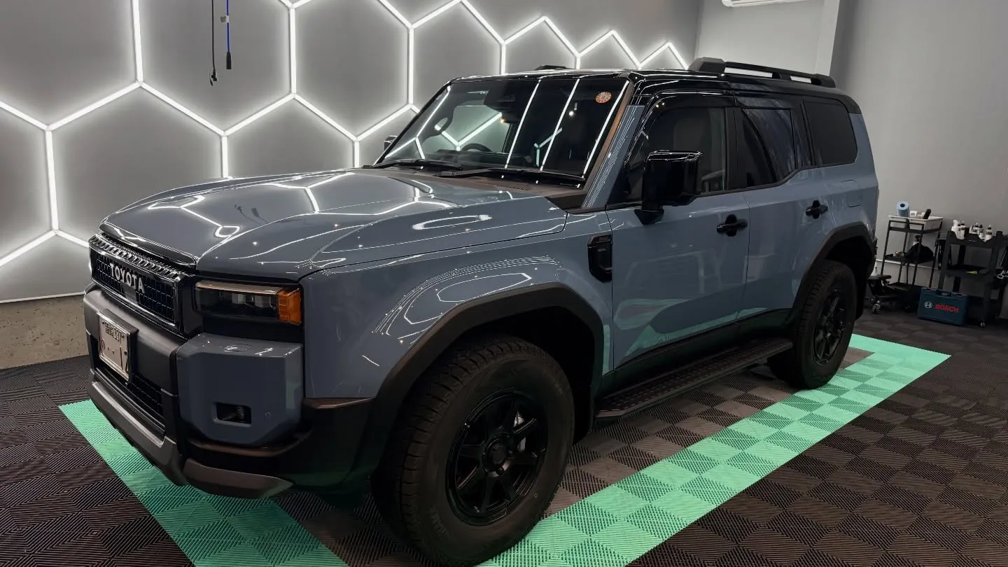 トヨタ ランドクルーザー250のルーフをブラックラッピングし...