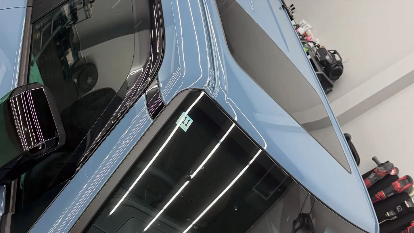 トヨタ ランドクルーザー250のルーフをブラックラッピングし...