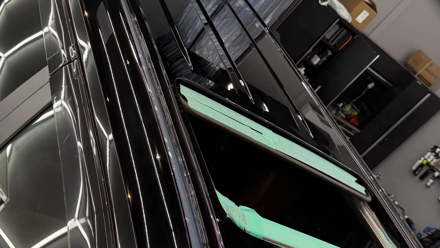 トヨタ ランドクルーザー250のルーフをブラックラッピングし...