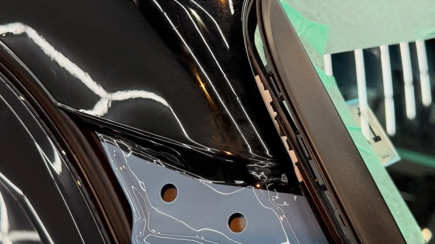 トヨタ ランドクルーザー250のルーフをブラックラッピングし...